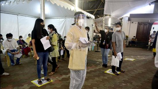 Beneficiaries wait in queue to get inoculated against Covid-19 at Jaslok Hospital Vaccination Centre, Peddar Road, in Mumbai on Thursday, June 3. (Anshuman Poyrekar/HT photo) Beneficiaries wait in queue to get inoculated against Covid-19 at Jaslok Hospital Vaccination Centre, Peddar Road, in Mumbai on Thursday, June 3. (Anshuman Poyrekar/HT photo)