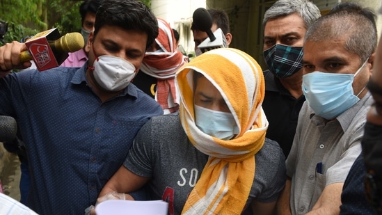 Olympic wrestler Sushil Kumar and his associate Ajay Kumar (back) in the custody of Delhi Police in New Delhi. (Arvind Yadav/ Hindustan Times)