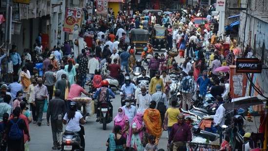 A massive crowd led to traffic congestion at the Jambhali Naka market in the morning after the easing of lockdown restrictions by the Maharashtra government, in Thane, Mumbai, India, on Friday, June 04, 2021. (HT PHOTO)