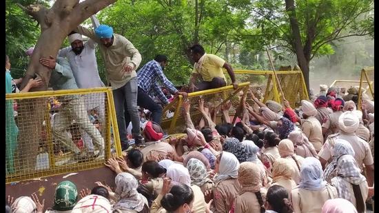 Contractual teachers holding a protest outside the residence of school education minister Vijay Inder Singla in Sangrur on Friday. HT Photo
