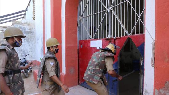 Uttar Pradesh police personnel entering the Jaunpur district jail where prisoners went on a rampage after an inmate, sentenced to life term for murder, died. (Sourced)