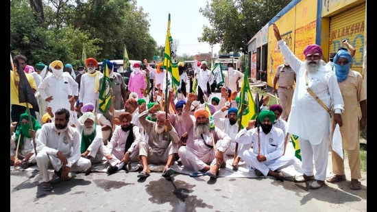 Farmer union members protesting against BJP leader Vijay Sampla at Fafre Bhai Ke village in Mansa on Friday. (Sanjeev Kumar/HT) Farmer union members protesting against BJP leader Vijay Sampla at Fafre Bhai Ke village in Mansa on Friday. (Sanjeev Kumar/HT)