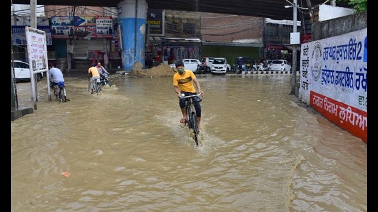 A cyclist makes his way through a waterlogged road near Clock Tower Chowk in Ludhiana following the showers on Friday morning. (Harsimar Pal Singh/HT) A cyclist makes his way through a waterlogged road near Clock Tower Chowk in Ludhiana following the showers on Friday morning. (Harsimar Pal Singh/HT)