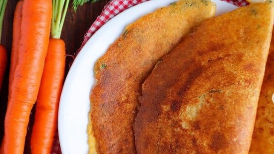 Carrot dosa: Start your day with some lip-smacking carrot dosas for breakfast. Enjoy it with a side of coconut or mint chutney.(Instagram/globaldaawat)