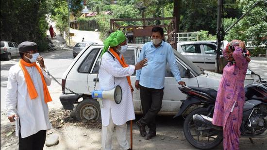 Artistes from department of information and public relation spreading awareness about corona among people in Mandi on Friday. (Birbal Sharma/HT) Artistes from department of information and public relation spreading awareness about corona among people in Mandi on Friday. (Birbal Sharma/HT)