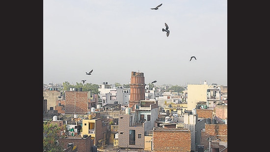 Delhi tales: Hastsal Minar stands amid concrete houses at Uttam Nagar in New Delhi. (Vipin Kumar/HT Archive) Delhi tales: Hastsal Minar stands amid concrete houses at Uttam Nagar in New Delhi. (Vipin Kumar/HT Archive)