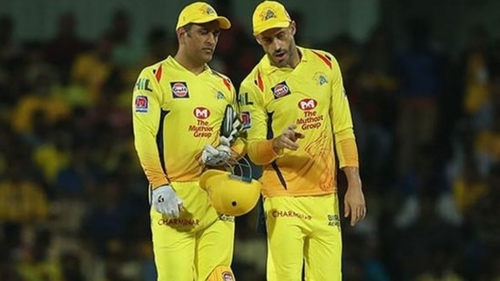 MS Dhoni and Faf du Plessis chat during an IPL match. (IPL/Twitter)