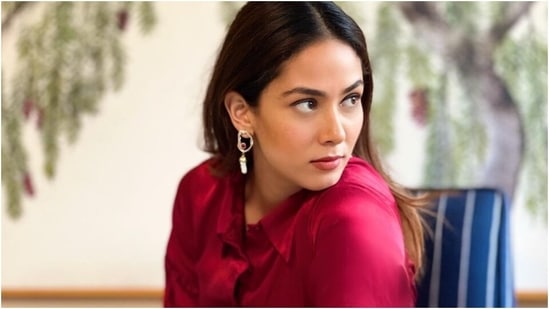 Mira Rajput in ₹23k co-ord crop top and pants mixes comfort with style (Instagram/@mira.kapoor) Mira Rajput in ₹23k co-ord crop top and pants mixes comfort with style (Instagram/@mira.kapoor)