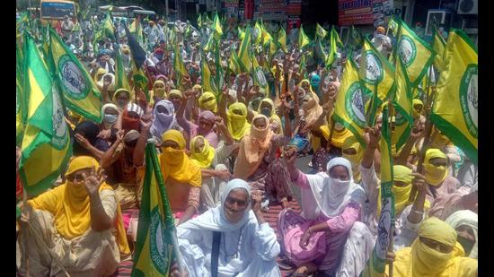 Farmers protesting in Bathinda on Saturday. (Sanjeev Kumar/HT)