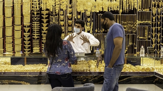 Gold dealers coughed up discounts of up to $12 an ounce, the highest since mid-September 2020(Bloomberg)