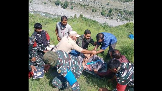 Security personnel and locals during a rescue operation in Ramban on Saturday. (HT Photo) Security personnel and locals during a rescue operation in Ramban on Saturday. (HT Photo)