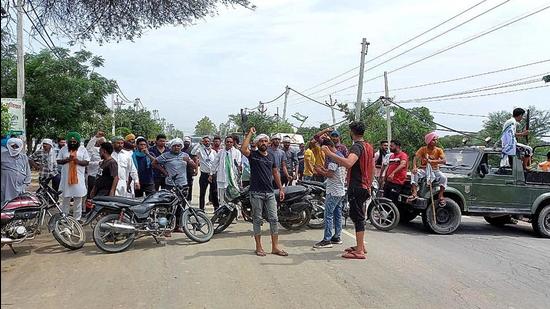 The spat between farmers and Babli started when the farmers gheraoed his SUV while he was on the way to Tohana Civil hospital to take part in a vaccination programme. (HT FILE)
