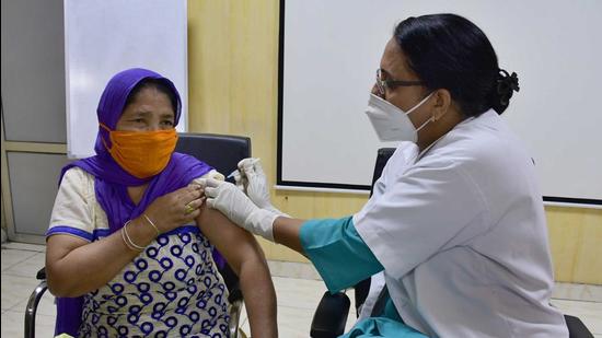 A medic administers a vaccine to a woman in Ludhiana on Saturday. (Harsimar Pal Singh/HT)