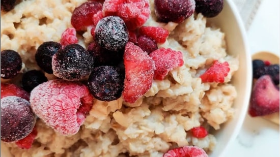 Quick oatmeal: Packed with nutritions and antioxidants, oatmeal is a quick and healthy breakfast option for someone who does not get much time in the morning to make fancy meals. (Instagram/thegrainmarketcom)