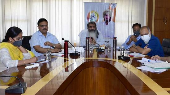 Cabinet minister Bharat Bhushan Ashu addressing MC officials during a meeting at the civic body’s Zone-D office in Sarabha Nagar, Ludhiana, on Saturday. (Gurpreet Singh/HT)