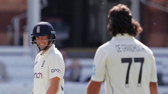 Joe Root (left) and Colin de Grandhomme in action at the Lord's(Twitter)