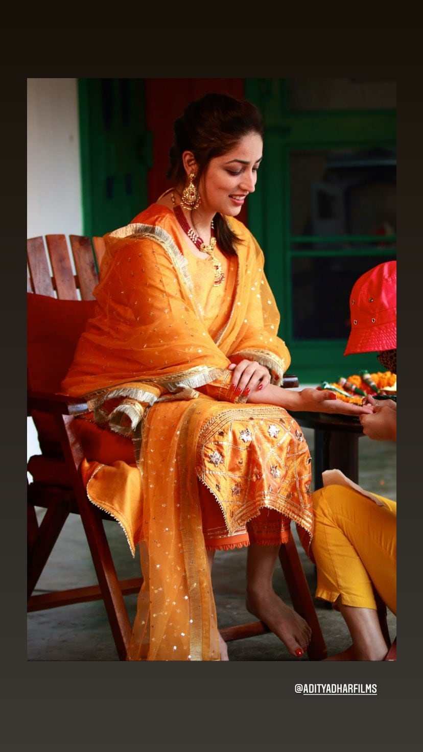 Yami Gautam looks radiant at her mehendi ceremony(Instagram/yamigautam)