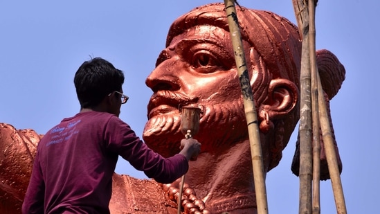 Artist retouch with colour to Chattrapati Shivaji Maharaj's statue(Anshuman Poyrekar/Hindustan Times) Artist retouch with colour to Chattrapati Shivaji Maharaj's statue(Anshuman Poyrekar/Hindustan Times)