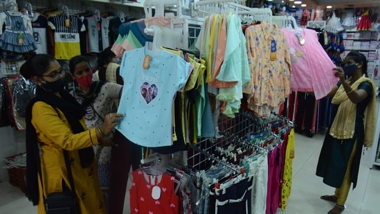 People buy clothes at garment store as all essential and non-essential shops open from 7am to 2pm at Station Road Market after Maharashtra government relaxed lockdown restrictions due to a dip in Covid-19 cases, in Thane on June 1. (HT File Photo)