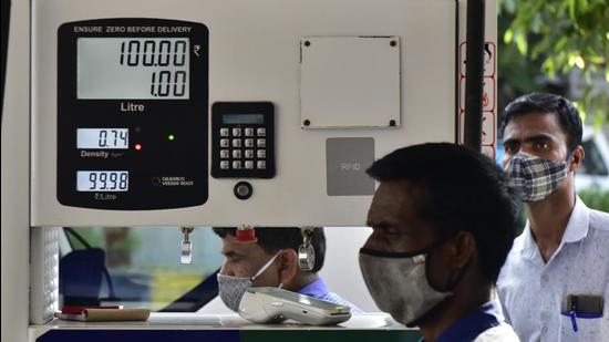 Even as international oil prices saw volatility in the last one month, pump rates of auto fuels in India moved only in the upward) (Anshuman Poyrekar/HT PHOTO) Even as international oil prices saw volatility in the last one month, pump rates of auto fuels in India moved only in the upward) (Anshuman Poyrekar/HT PHOTO)