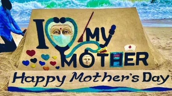 Mother's day: Sudarsan paid a tribute to all the COVID-19 warrior moms who have been working day and night to fight against the disease.(Facebook/SudarsanPattnaik)
