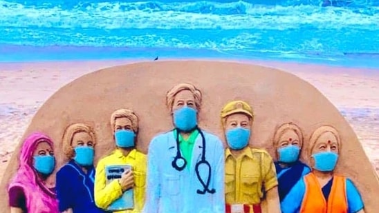 Tribute to frontline warriors: Padma Shri awardee Pattnaik, honoured all the COVID warriors for their relentless work and services amid virus surge.( Facebook/SudarsanPattnaik)