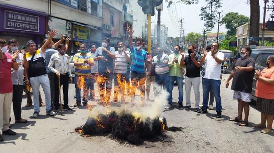Traders burn an effigy of the state government against the extension of curfew due to the Covid-19 pandemic. (HT PHOTO.) Traders burn an effigy of the state government against the extension of curfew due to the Covid-19 pandemic. (HT PHOTO.)