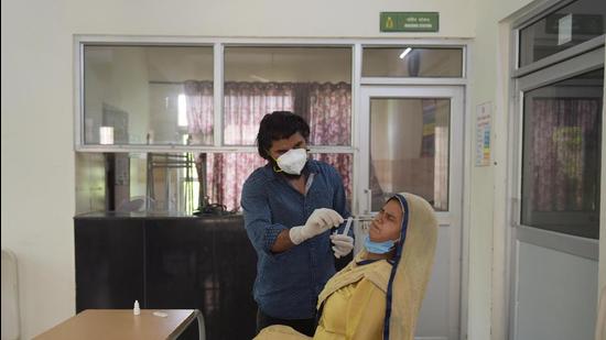Gurugram, India - June 5, 2021: A health worker collects a swab sample from a pregnant woman for Covid test, at Poly Clinic, Sector 31, in Gurugram, India, on Saturday, June 5, 2021. (Photo by Vipin Kumar / Hindustan Times) (Vipin Kumar /HT PHOTO)