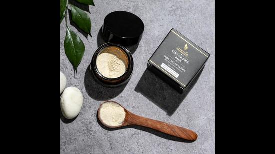 The face masque helps reduce pimples The face masque helps reduce pimples