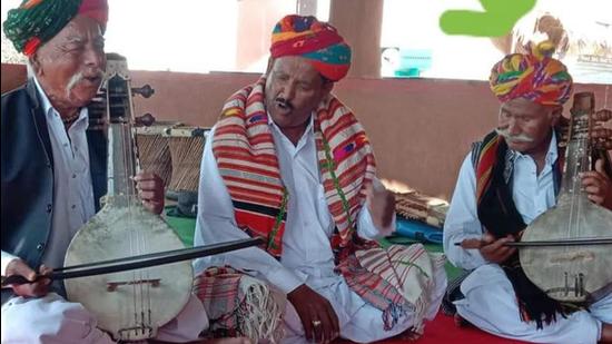An NGO working for the welfare of local folk artists said they are like the soul of western Rajasthan and the government has a duty towards them. (HT Photo) An NGO working for the welfare of local folk artists said they are like the soul of western Rajasthan and the government has a duty towards them. (HT Photo)