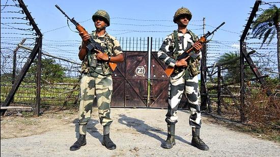 Cross border smuggling: BSF sends protest note to Pakistan | Latest News India - Hindustan Times
