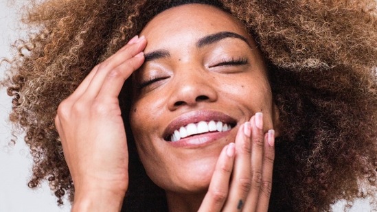 You might feel tired and just want to lie down on your bed with your tight gym clothes on but that is only going to cause skin irritation. Practise a few basic habits to soothe your skin and get rid of all that post-workout itchiness.(Unsplash)