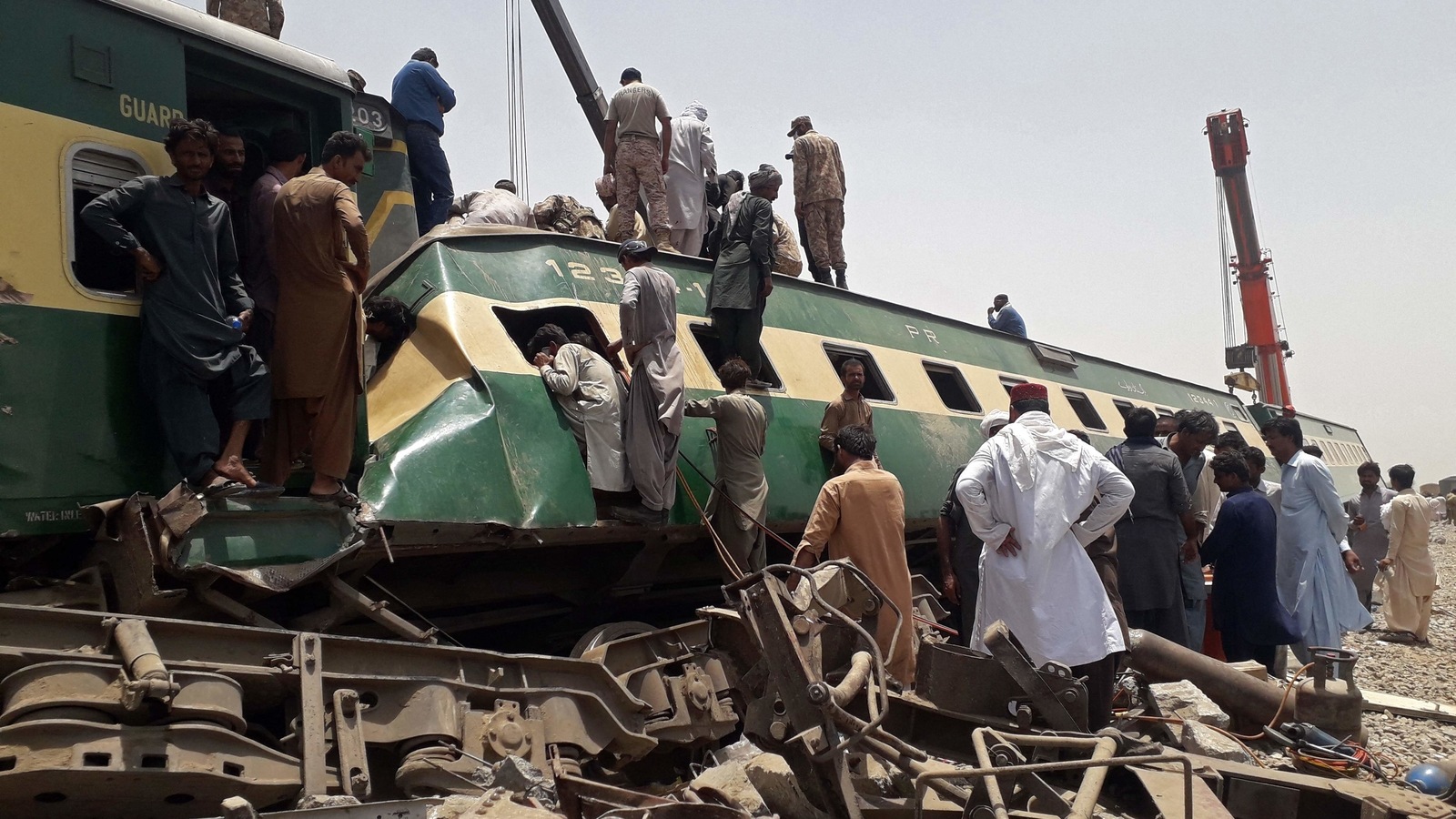 At least 36 killed in train collision in Pakistan's Sindh | Hindustan Times