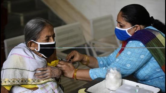 A health worker administers a dose of Covid-19 vaccine in Gurugram on Saturday. (Vipin Kumar /HT PHOTO) A health worker administers a dose of Covid-19 vaccine in Gurugram on Saturday. (Vipin Kumar /HT PHOTO)
