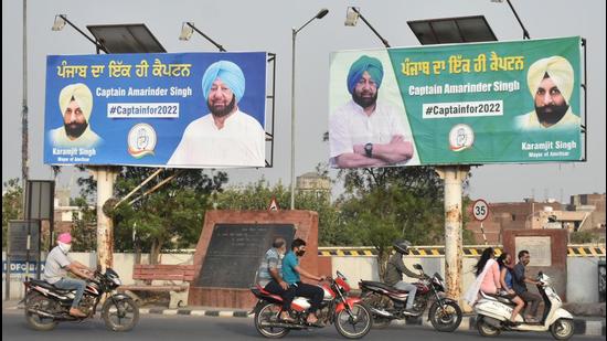 Hoardings claiming that Punjab has only one captain installed in Amritsar. (Sameer Sehgal/HT) Hoardings claiming that Punjab has only one captain installed in Amritsar. (Sameer Sehgal/HT)