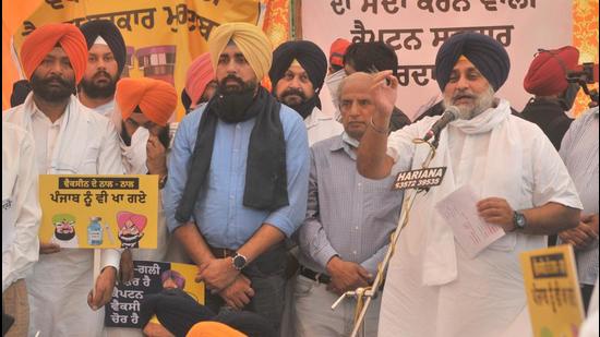 Shiromani Akali Dal president Sukhbir Singh Badal addressing the protesters in Mohali on Monday. (Ravi Kumar/HT) Shiromani Akali Dal president Sukhbir Singh Badal addressing the protesters in Mohali on Monday. (Ravi Kumar/HT)