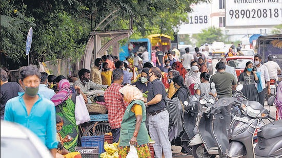 Crowds rush to buy vegetables at Gangadham road in Pune over the weekend, despite the city opening up from Monday. (Rahul Raut/HT PHOTO) Crowds rush to buy vegetables at Gangadham road in Pune over the weekend, despite the city opening up from Monday. (Rahul Raut/HT PHOTO)