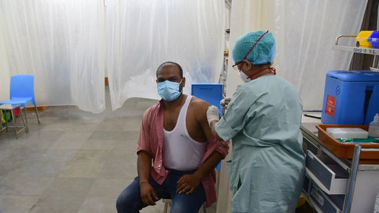 A medic administers a dose of Covid-19 vaccine to a beneficiary at Nair Hospital, in Mumbai. (Bhushan Koyande/ HT) A medic administers a dose of Covid-19 vaccine to a beneficiary at Nair Hospital, in Mumbai. (Bhushan Koyande/ HT)