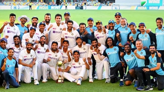 Indian cricket team posing with the Border-Gavaskar Trophy(Twitter)