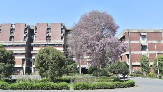 SIIC, IIT Kanpur to set up 10 oxygen plants this month(HT Photo) SIIC, IIT Kanpur to set up 10 oxygen plants this month(HT Photo)