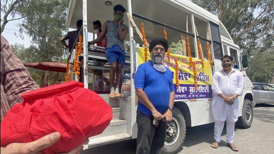 Members of an NGO taking the ashes of unclaimed bodies in Ludhiana on Tuesday. (Gurpreet Singh/)