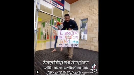 The dad holding up a placard with a special message for his daughter. (Instagram/@dadandboujie) The dad holding up a placard with a special message for his daughter. (Instagram/@dadandboujie)