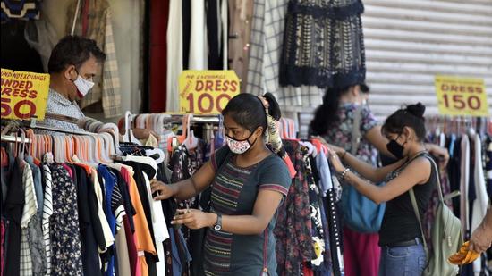 Shoppers at Sarojini Nagar market, in New Delhi on Monday, June 7.Markets reopened in Delhi under the Unlock plan. (Sanjeev Verma/HT photo) Shoppers at Sarojini Nagar market, in New Delhi on Monday, June 7.Markets reopened in Delhi under the Unlock plan. (Sanjeev Verma/HT photo)