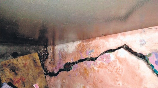 Cracks have emerged on some house walls at the Indira Gandhi vasahat near Ambil odha, under the Neelayam theatre flyover. (HT )