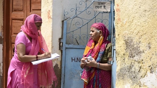 An anganwadi worker delivers medicine to a woman.(Parveen Kumar/HT) An anganwadi worker delivers medicine to a woman.(Parveen Kumar/HT)