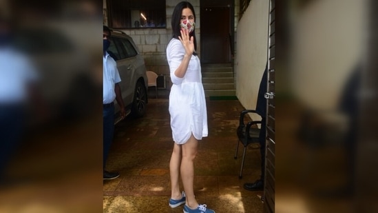She left her tresses open with the breezy white ensemble. As for her make-up, the actor opted for her signature no-makeup look and glowing skin. (Varinder Chawla)