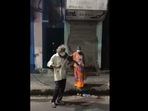 The image shows Bhagaban Mali playing the violin at Beadon Street, North Kolkata.(Facebook/Anindita Ghosh) The image shows Bhagaban Mali playing the violin at Beadon Street, North Kolkata.(Facebook/Anindita Ghosh)