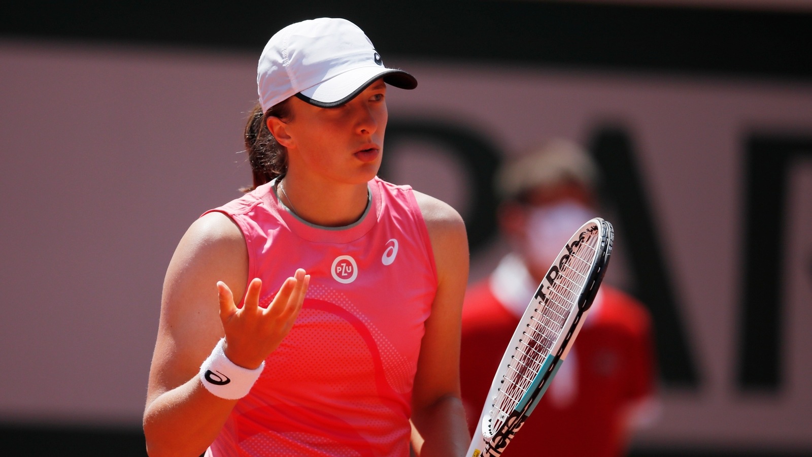 Defending champion Iga Swiatek knocked out of French Open after losing in quarterfinal to Maria Sakkari Tennis News