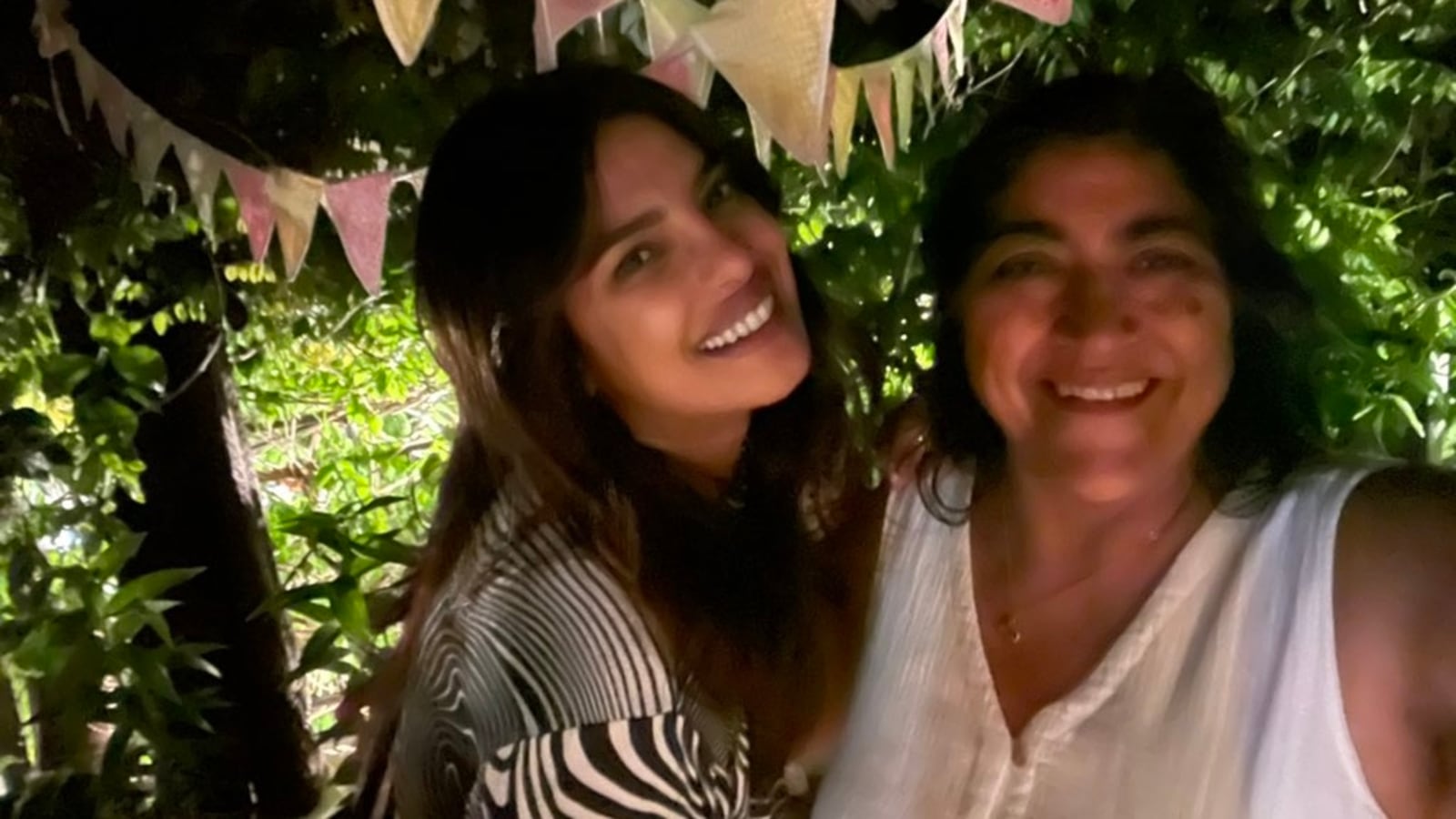 Priyanka Chopra gorges on '8 rotis' at dinner with Gurinder Chadha, calls herself 'homesick desi'