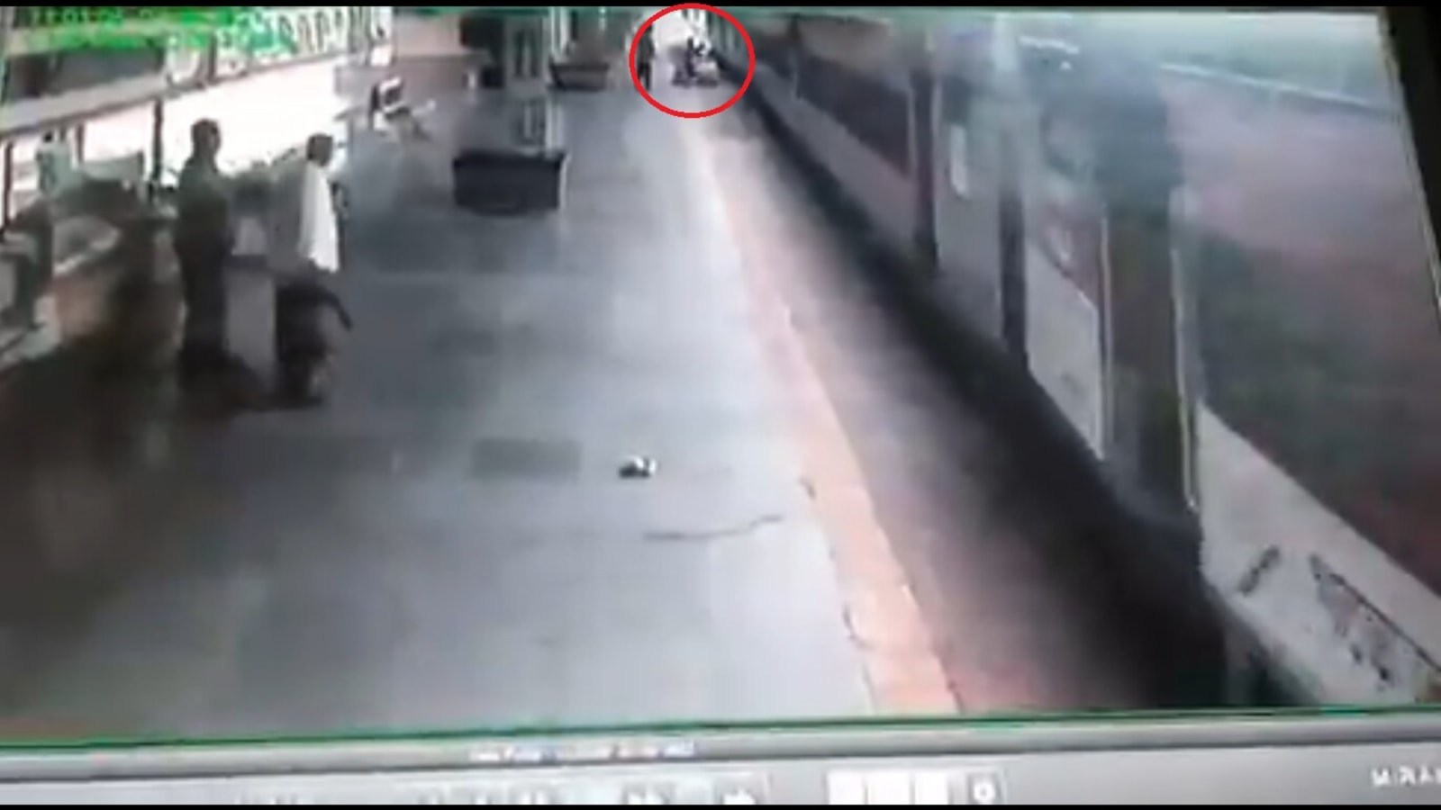 Cop rescues man who slipped while boarding moving train at Mumbai's Kurla. Watch